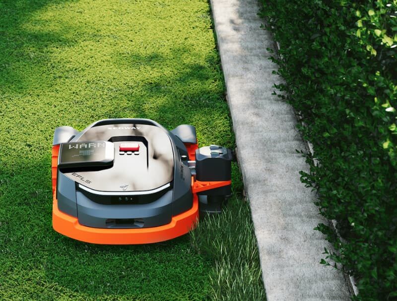 Segway Navimow robotklipper klipper presist langs plenkant ved hjelp av GPS-navigasjon uten kantledning.