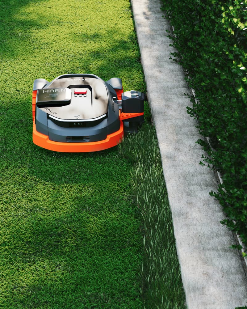 Segway Navimow robotklipper klipper presist langs plenkant ved hjelp av GPS-navigasjon uten kantledning.